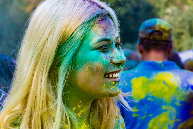 Adolescentes enérgicos jovenes en el festival de pinturas del holi en Rusia imagenes de archivo Adolescentes enérgicos jovenes en el festival de pinturas del holi en Rusia imagenes de archivo