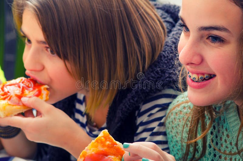 Adolescentes que comen la pizza foto de archivo libre de regalías Adolescentes que comen la pizza foto de archivo libre de regalías