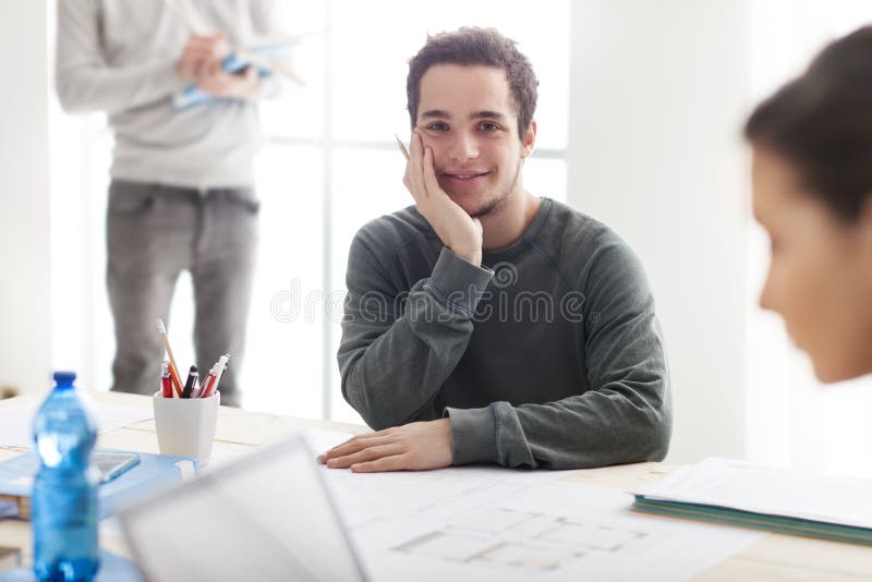 Adolescentes que estudian junto fotos de archivo Adolescentes que estudian junto fotos de archivo
