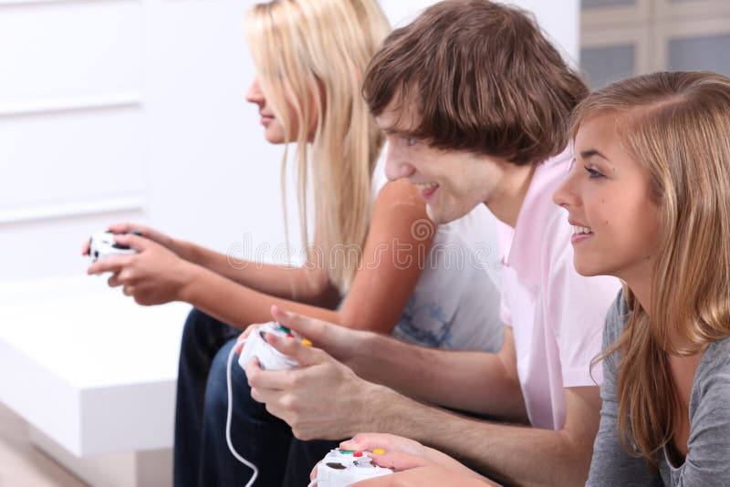 Adolescentes que jogam jogos de vídeo imagens de stock Adolescentes que jogam jogos de vídeo imagens de stock