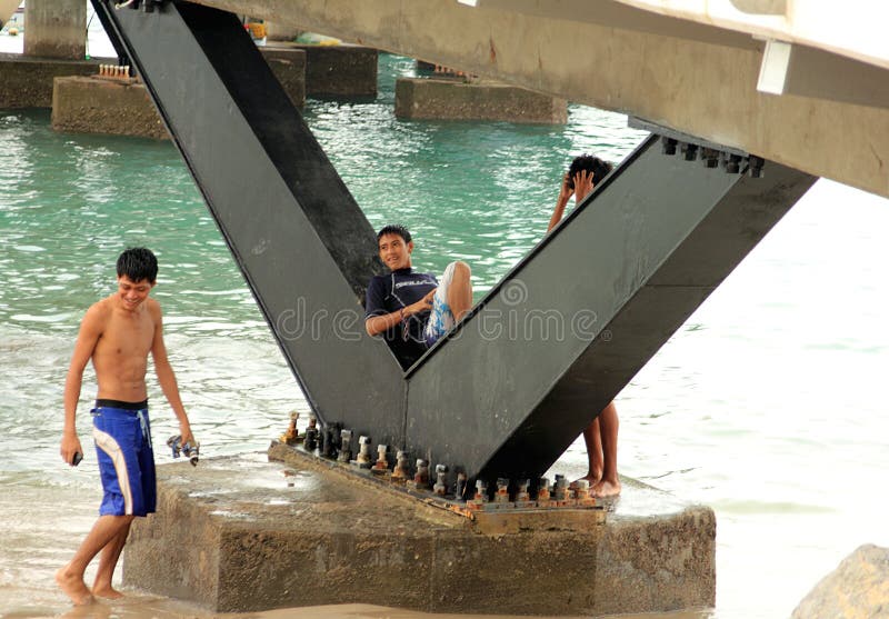 Adolescentes que jogam na praia em Puerto Vallarta imagem de stock Adolescentes que jogam na praia em Puerto Vallarta imagem de stock