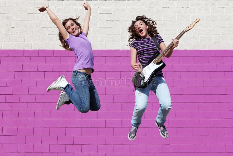Adolescentes que jogam o salto da guitarra fotos de stock Adolescentes que jogam o salto da guitarra fotos de stock