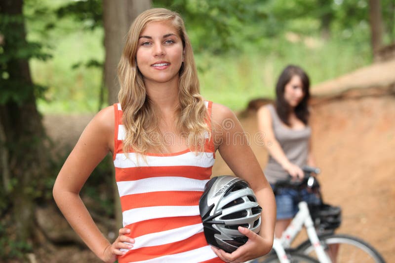 Cavalo De Equitação De Duas Meninas No Verão Em Ada Bojana, Monte Foto de  Stock - Imagem de meninas, povos: 76639270