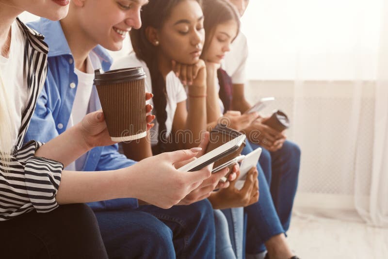 Adolescentes que usan los tel?fonos, charlando en redes sociales imágenes de archivo libres de regalías Adolescentes que usan los tel?fonos, charlando en redes sociales imágenes de archivo libres de regalías