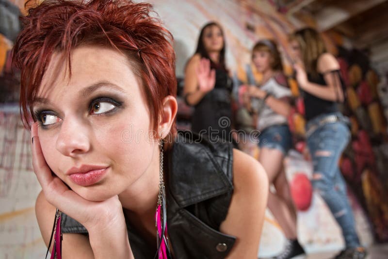 Adolescentes que zombam a mulher fotografia de stock Adolescentes que zombam a mulher fotografia de stock