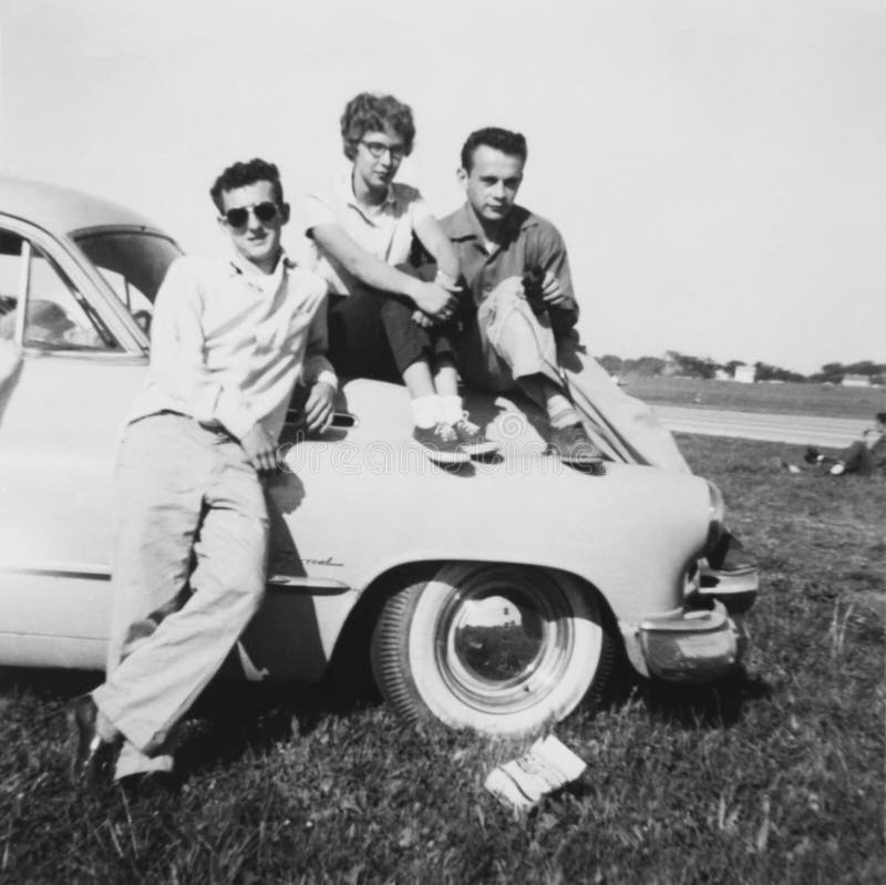 Adolescenti americani che vanno in giro negli anni '50 fotografia stock Adolescenti americani che vanno in giro negli anni '50 fotografia stock