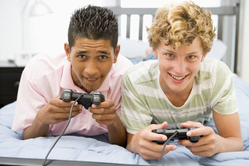 Adolescenti che giocano i video giochi fotografie stock Adolescenti che giocano i video giochi fotografie stock