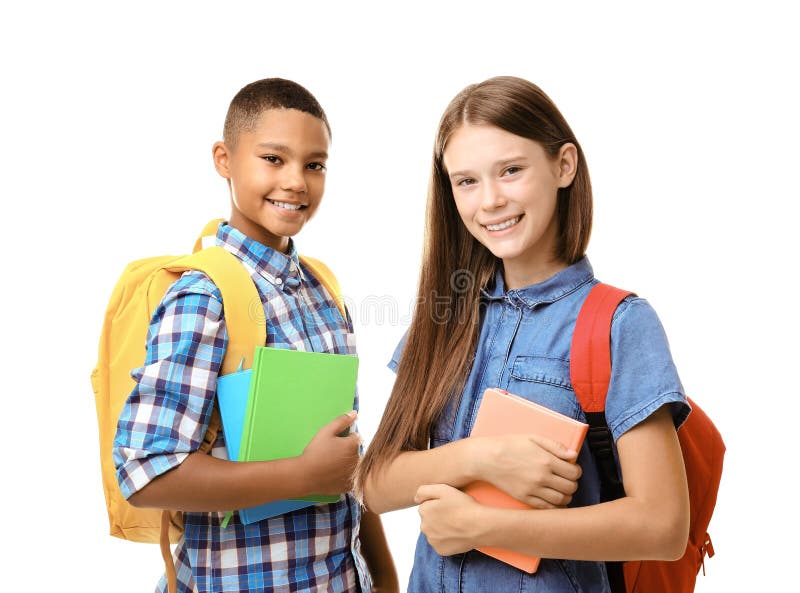 Adolescenti con gli zainhi che tengono i taccuini su fondo bianco fotografie stock libere da diritti Adolescenti con gli zainhi che tengono i taccuini su fondo bianco fotografie stock libere da diritti