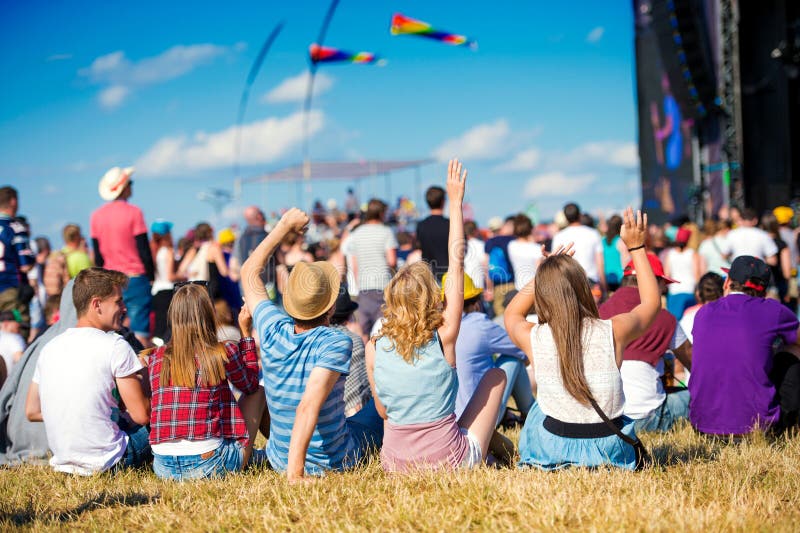 Adolescenti, festival di musica di estate, sedentesi davanti alla fase