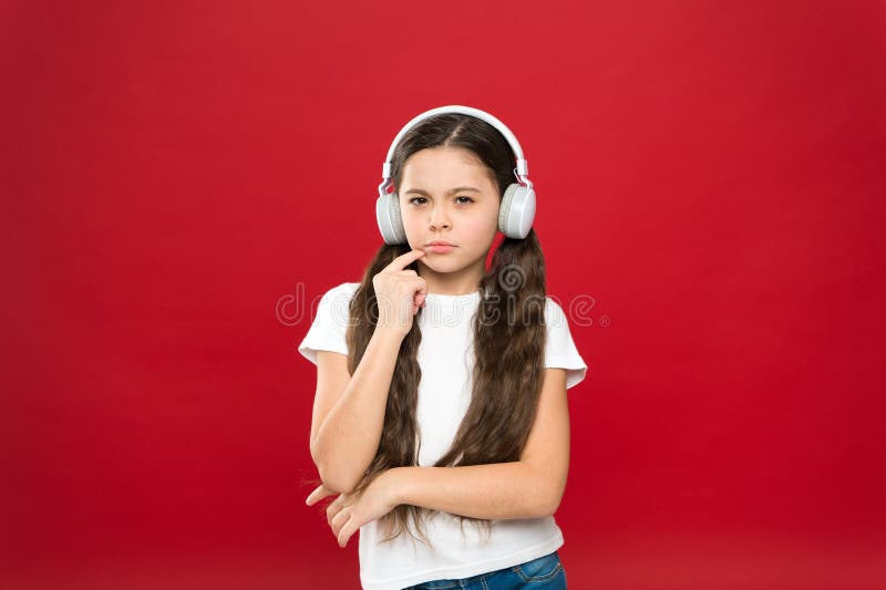 Adolescenti potenti di musica di effetto le loro emozioni, percezione del mondo La ragazza ascolta cuffie di musica su fondo ross fotografie stock libere da diritti Adolescenti potenti di musica di effetto le loro emozioni, percezione del mondo La ragazza ascolta cuffie di musica su fondo ross fotografie stock libere da diritti