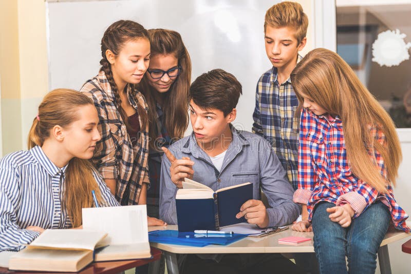 Adolescenți concentrați în clasă ușoară stock photos