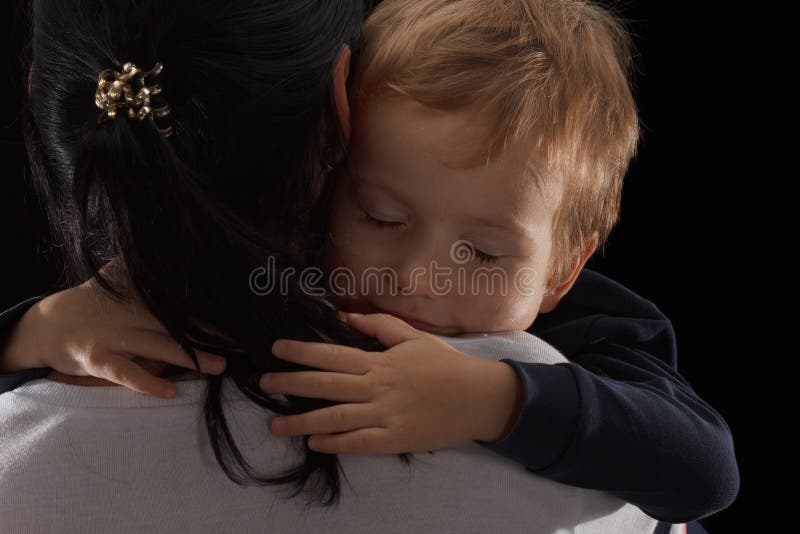 Adopci pojęcie, sierota jest troszkę chłopiec i jego nowym matką Szczęśliwy dzieciństwo, dba dla dzieci fotografia stock Adopci pojęcie, sierota jest troszkę chłopiec i jego nowym matką Szczęśliwy dzieciństwo, dba dla dzieci fotografia stock