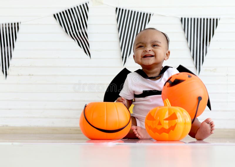 Homem Na Fantasia De Vampiro Rei Halloween Foto de Stock - Imagem de  arrepiante, caucasiano: 231325762