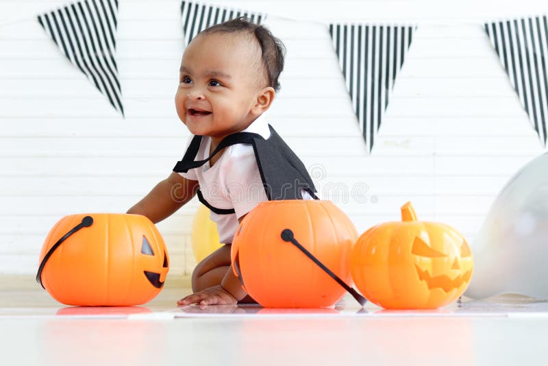 Homem Na Fantasia De Vampiro Rei Halloween Foto de Stock - Imagem de  arrepiante, caucasiano: 231325762