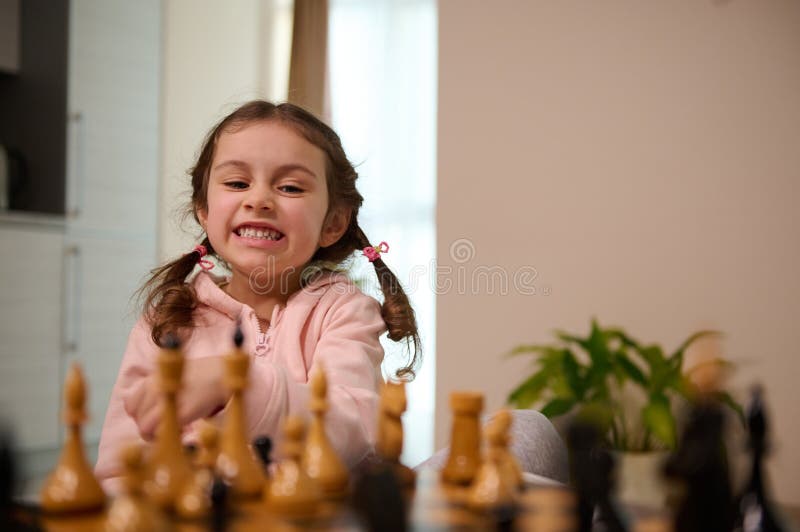 Jogo De Xadrez. Peças Brancas De Xadrez Na Posição Inicial Do Tabuleiro De  Xadrez Isoladas Sobre Fundo Preto. Imagem de Stock - Imagem de batalha,  disastre: 273423627