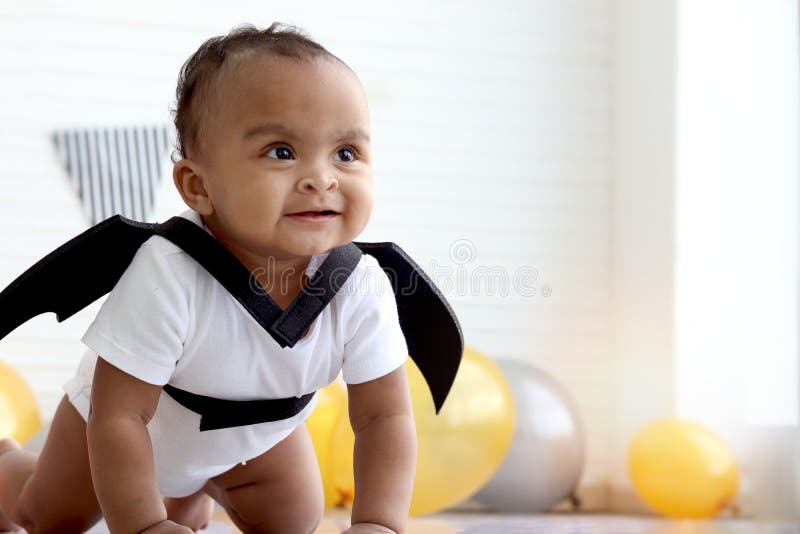 Homem Maduro E Feliz Com Fantasia De Vampiro Imagem de Stock - Imagem de  homem, feriado: 230386877