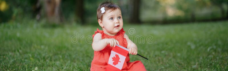 Adorable Caucásica Bebé Niña En Vestido Rojo Ondeando Bandera Canadiense En El Parque Al Libre. Niño Niño Ciudadano E Foto archivo - Imagen de lindo, libertad: 220335704