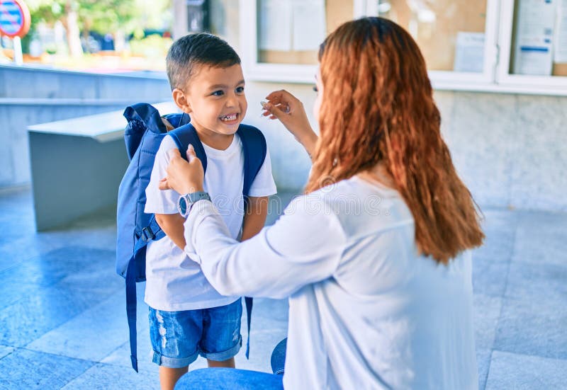 Adorable estudiante latino y mamá en la escuela imágenes de archivo libres de regalías