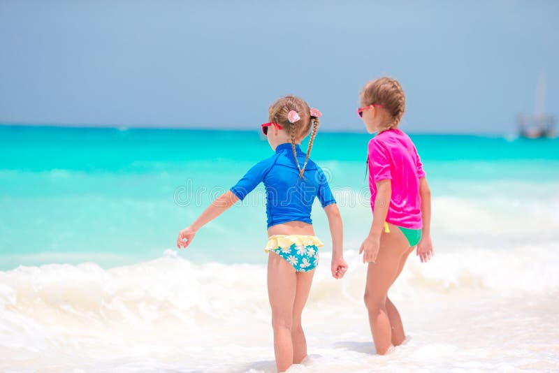 Мелкая сестра на пляже. Мальчик и девочка веселятся на пляже. Современные дети развлекаются на пляже. Дети кост