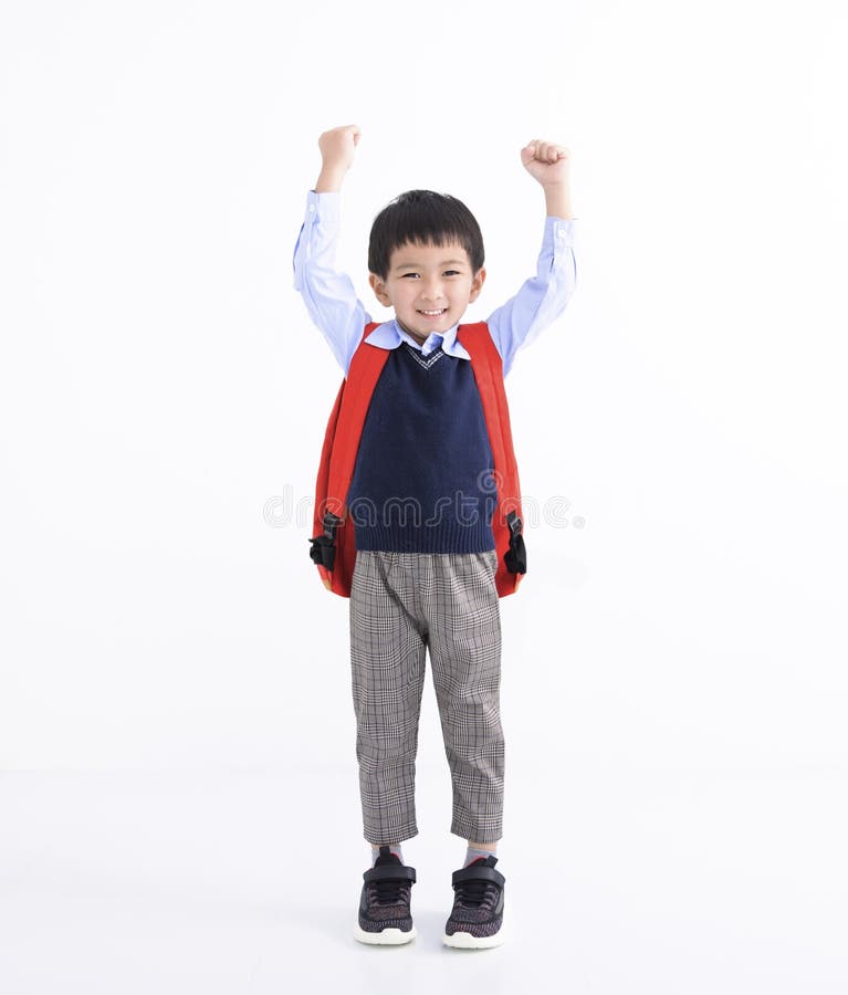 Adorable niño asiático con mochila estudiantil aislado en blanco foto de archivo libre de regalías
