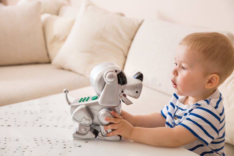 Petit Garçon Jouant Avec Un Jouet Interactif Pour Chien Robot