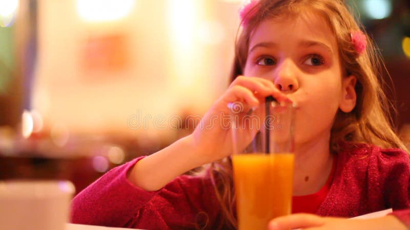 Adorable petite fille boire du jus clips vidéos