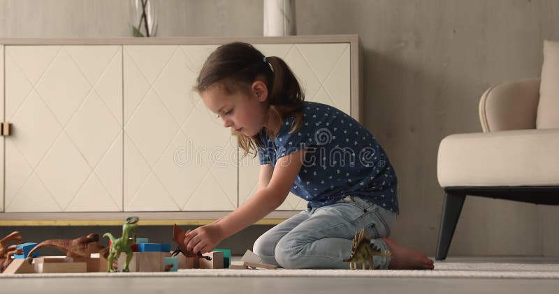 Adorable petite fille d'école maternelle jouant avec des jouets à la maison. clips vidéos