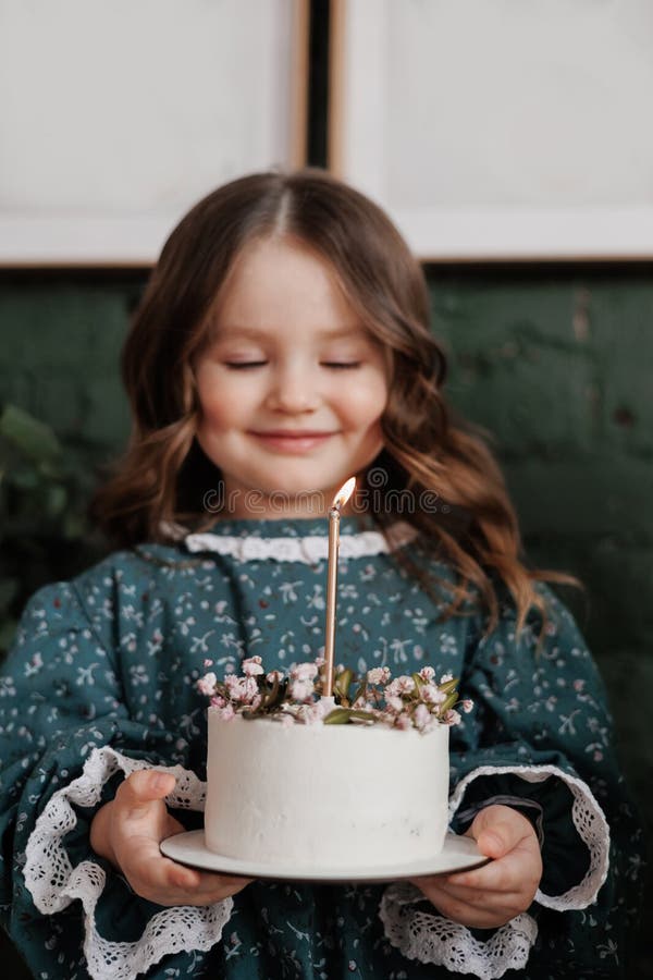 Adorable Petite Fille De 45 Ans Tenir Blanc Gâteau D'anniversaire