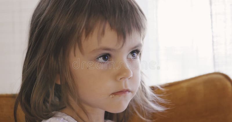 Adorable petite fille lécher la crème glacée banque de vidéos
