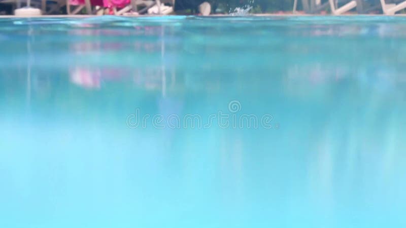 Adorable petite fille nageant sous l'eau dans la piscine banque de vidéos