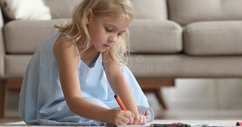 Adorable petite fille préscolaire concentré coloriage images dans l'album. banque de vidéos