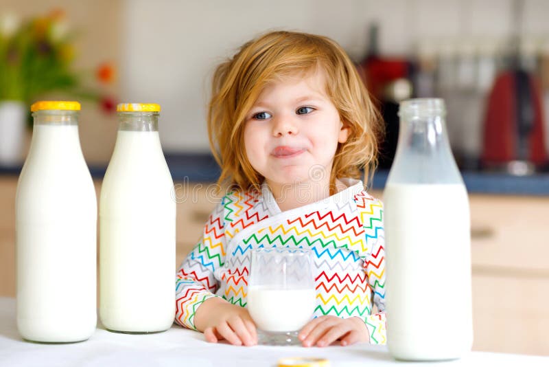 Heureux Petit Garçon Adorable Mangeant Un Petit-déjeuner Croustillant À  Séchage Rapide Dans Un Bol, Dégustant Des Flocons De Maïs Sucrés Avec Du  Lait Ayant Faim, Assis Seul À La Table De La