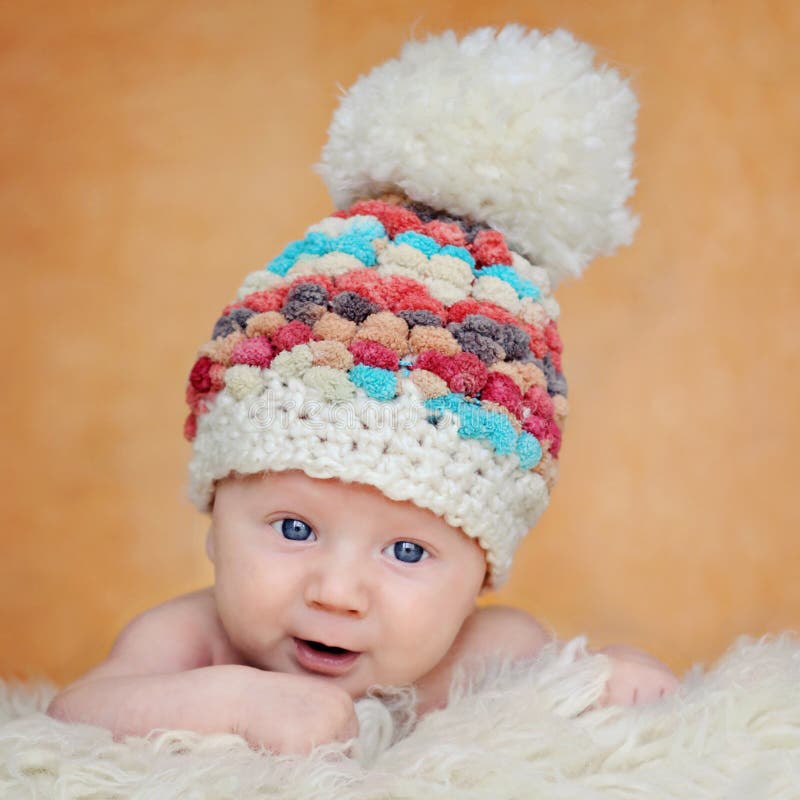 Curioso, feliz, dos meses viejo un nino en lindo un sombrero.