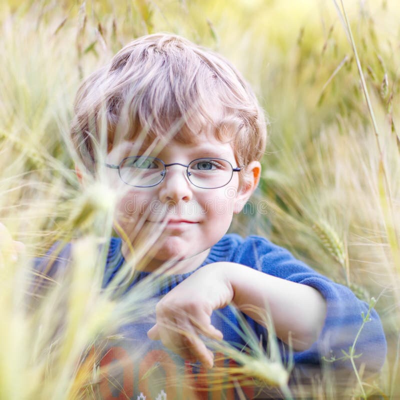 Мальчик с пшеничными волосами. Мальчик дошкольник милое фото. Очаровательный мальчик