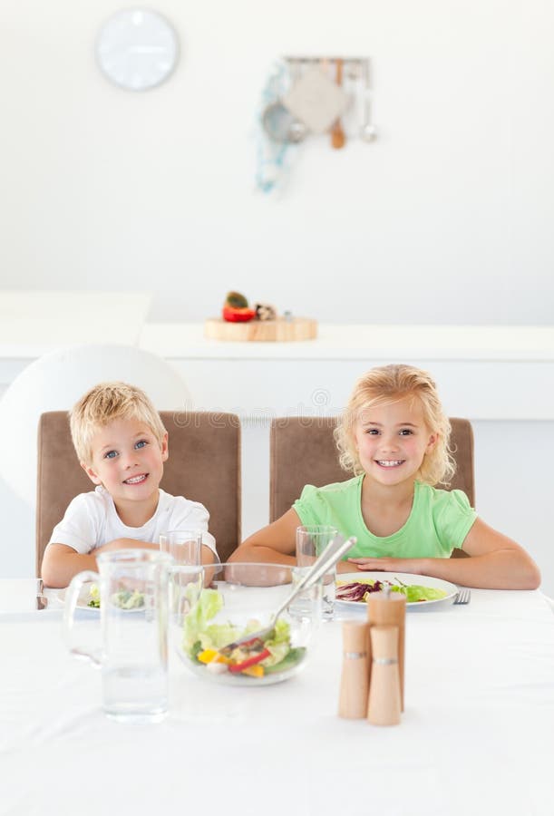 Adorable siblings eating a salad together royalty free stock images Adorable siblings eating a salad together royalty free stock images