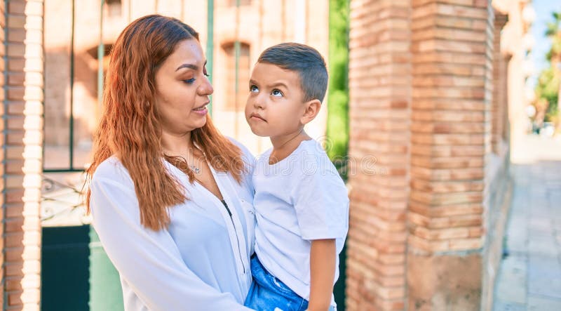 Adorables madres latinas e hijos abrazando la ciudad fotografía de archivo libre de regalías
