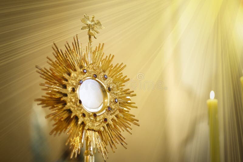 Adoration d'Ostensorial dans l'église catholique - Corpus Christi