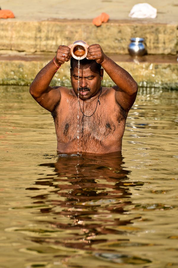 ADORATORE SUL FIUME DI GANGA fotografie stock ADORATORE SUL FIUME DI GANGA fotografie stock