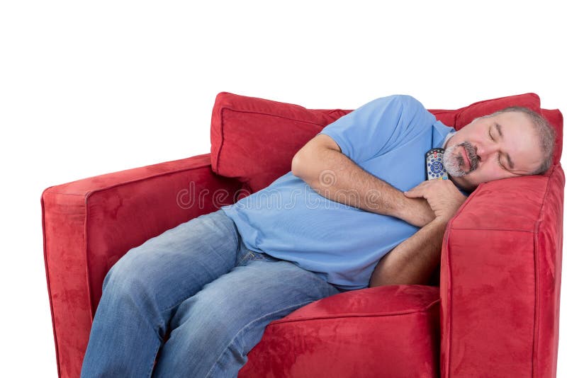 Adormecido caído homem ao olhar a televisão