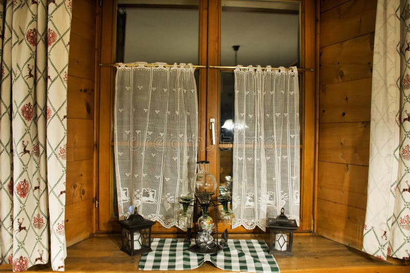 Adorne el interior y la ventana del comedor en el restaurante fotografía de archivo libre de regalías Adorne el interior y la ventana del comedor en el restaurante fotografía de archivo libre de regalías