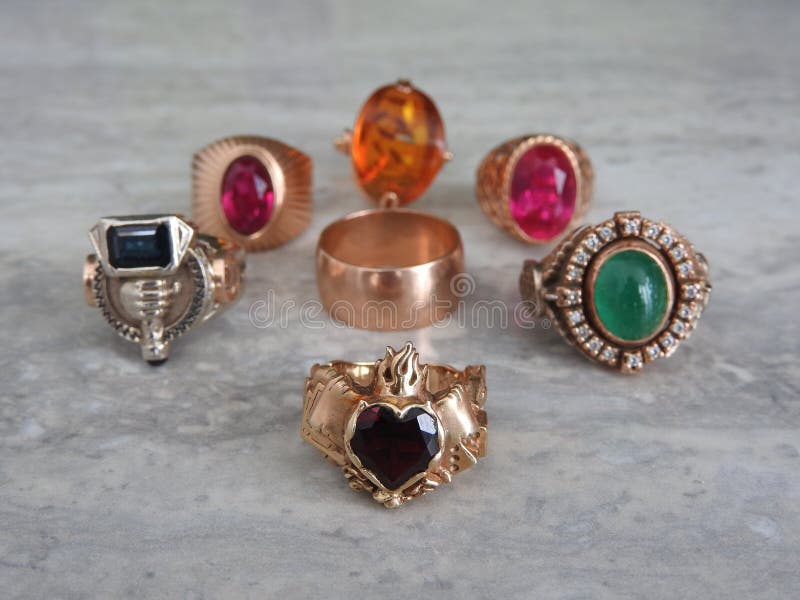 Adorne una joyería del oro con las piedras preciosas foto de archivo libre de regalías Adorne una joyería del oro con las piedras preciosas foto de archivo libre de regalías