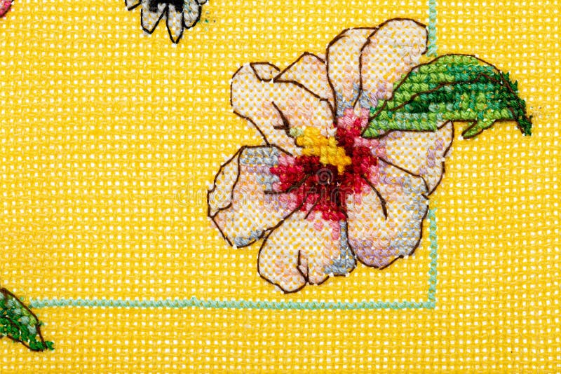 Adorno De Flores Bordadas Punto De Cruz En Tela Textil Imagen de archivo -  Imagen de casero, modelo: 207665757