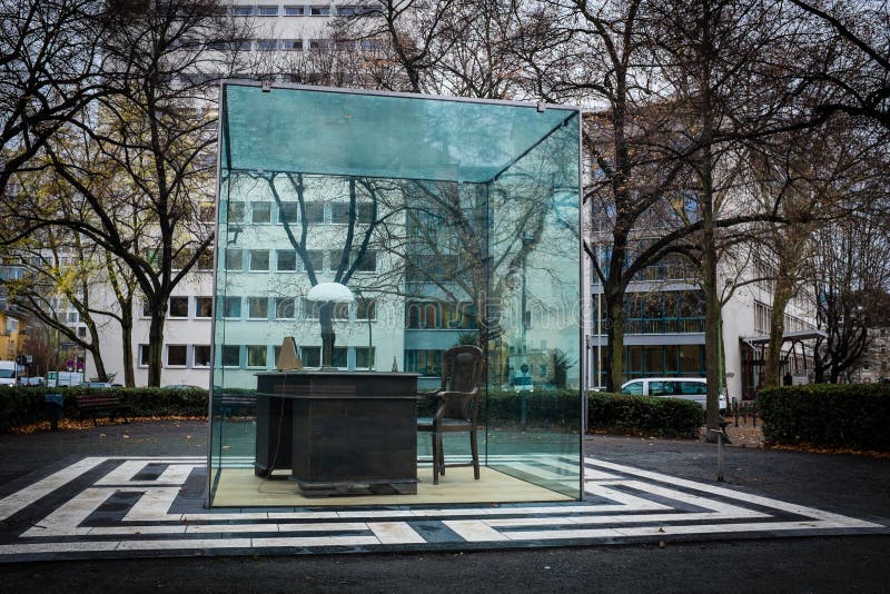 Adorno-monument in Frankfurt, Duitsland stock foto's