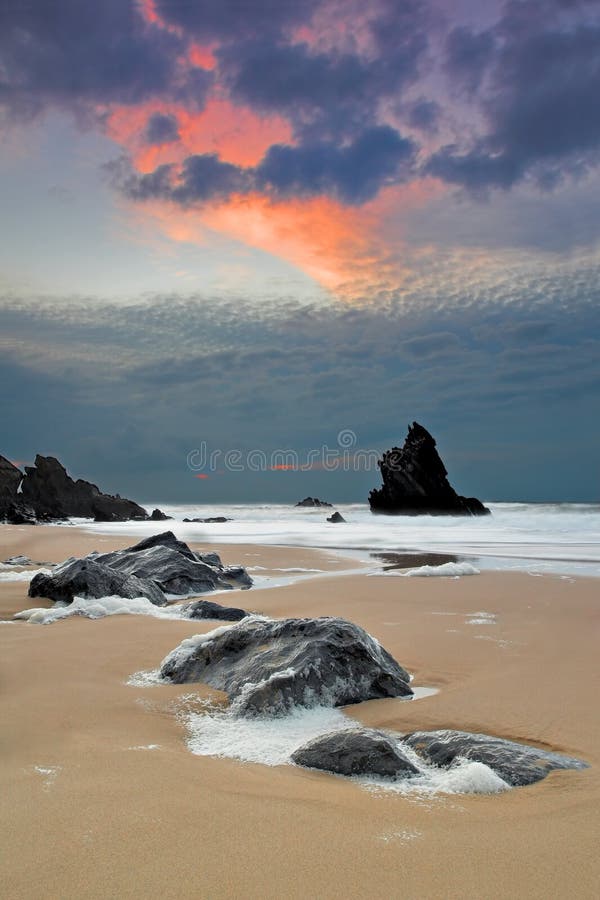 Adraga spiaggia vicino a Sintra fotografato al tramonto.