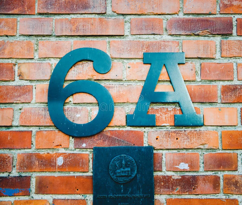 adresse du signe 6A sur un mur de briques Copenhague, Danemark photographie stock adresse du signe 6A sur un mur de briques Copenhague, Danemark photographie stock