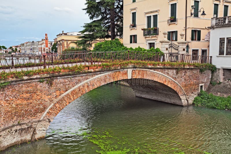 Adria, Rovigo, Véneto, Italia: puente antiguo en la ciudad vieja de foto de archivo Adria, Rovigo, Véneto, Italia: puente antiguo en la ciudad vieja de foto de archivo