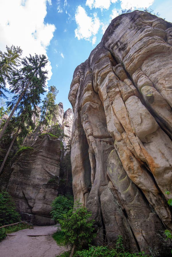 Adrspach teplice rock city в чехии. скальные образования в городе адрспах-теплице в чешской республике близ польской границы с перспективой лягушки