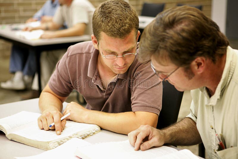 Due studenti l'educazione degli adulti a studiare insieme in classe.