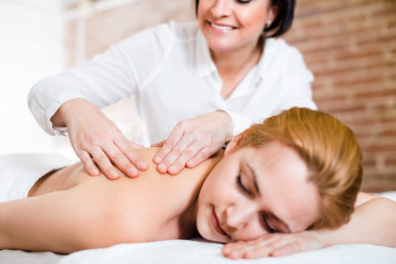 Gently massage. Массаж плечей. Женщина массаж плечи. Массаж плеч девушке. Массаж плеч в коллективе.