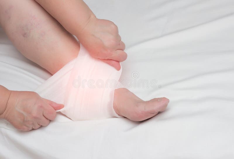 Adult woman fixes a compress on the heel spur to relieve inflammation and pain, fascia, close-up, copy space royalty free stock images Adult woman fixes a compress on the heel spur to relieve inflammation and pain, fascia, close-up, copy space royalty free stock images